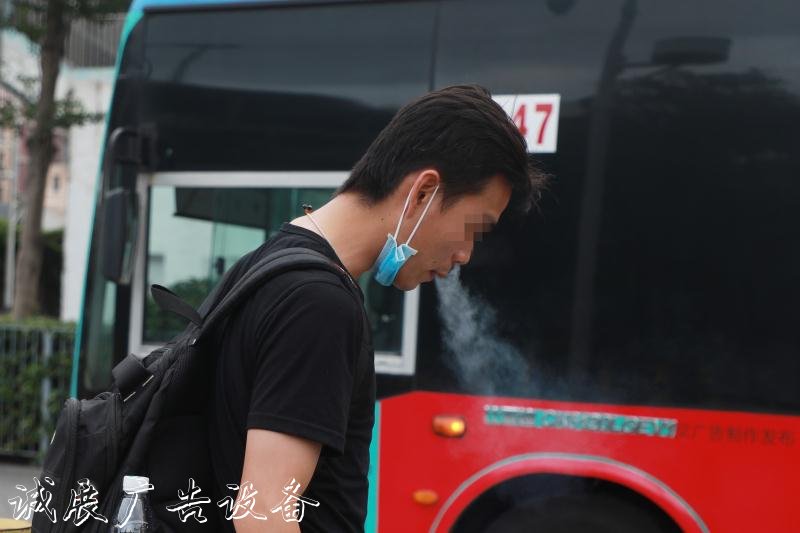不带口罩还在公交站台社区宣传栏“吞云吐雾”！深圳首场