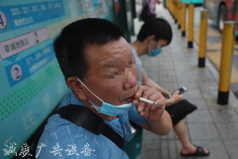 不带口罩还在公交站台社区宣传栏“吞云吐雾”！深圳首场