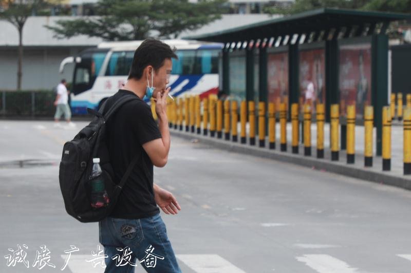 不带口罩还在公交站台社区宣传栏“吞云吐雾”！深圳首场