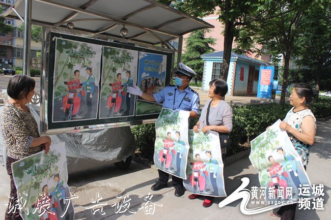 稷山交警利用小广告灯箱多少钱一个区宣传栏开展宣传