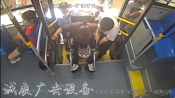 抬上抬下还关注回程时滚动广告灯箱间，公交人接力帮助轮椅