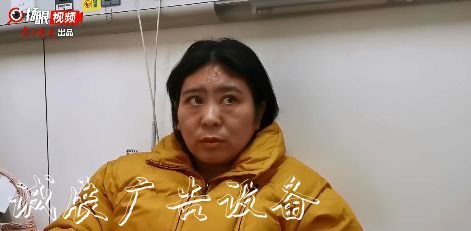女老师迎向倒下的路牌滚动灯箱后续:月薪仅一千五,但