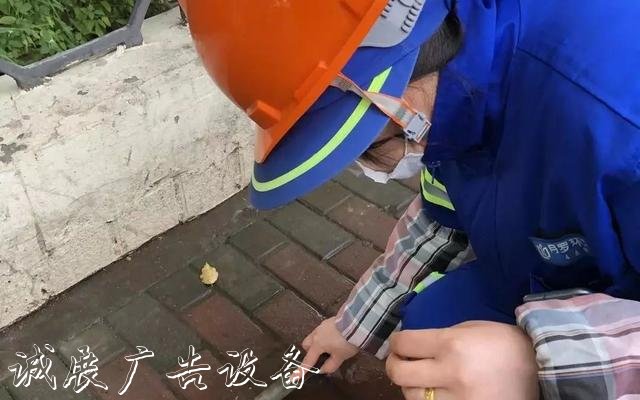 【上观新闻】就地取材,宝山区这群环卫工“借”雨水冲刷垃圾箱房,节水又环保