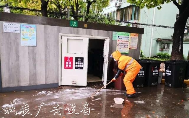 【上观新闻】就地取材,宝山区这群环卫工“借”雨水冲刷垃圾箱房,节水又环保