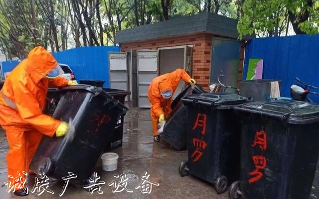 【上观新闻】就地取材,宝山区这群环卫工“借”雨水冲刷垃圾箱房,节水又环保