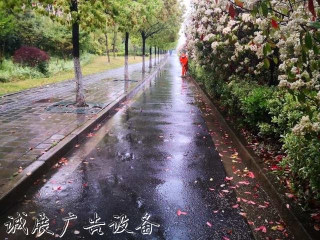 【上观新闻】就地取材,宝山区这群环卫工“借”雨水冲刷垃圾箱房,节水又环保