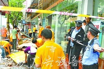 商店招牌雨中垮塌砸伤太阳能垃圾桶12路人 韩正批示速查原因