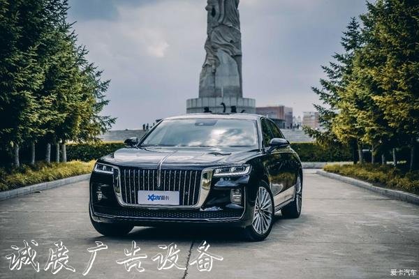 赤身裸体跨骑党建宣传栏路牌拍照，刑拘