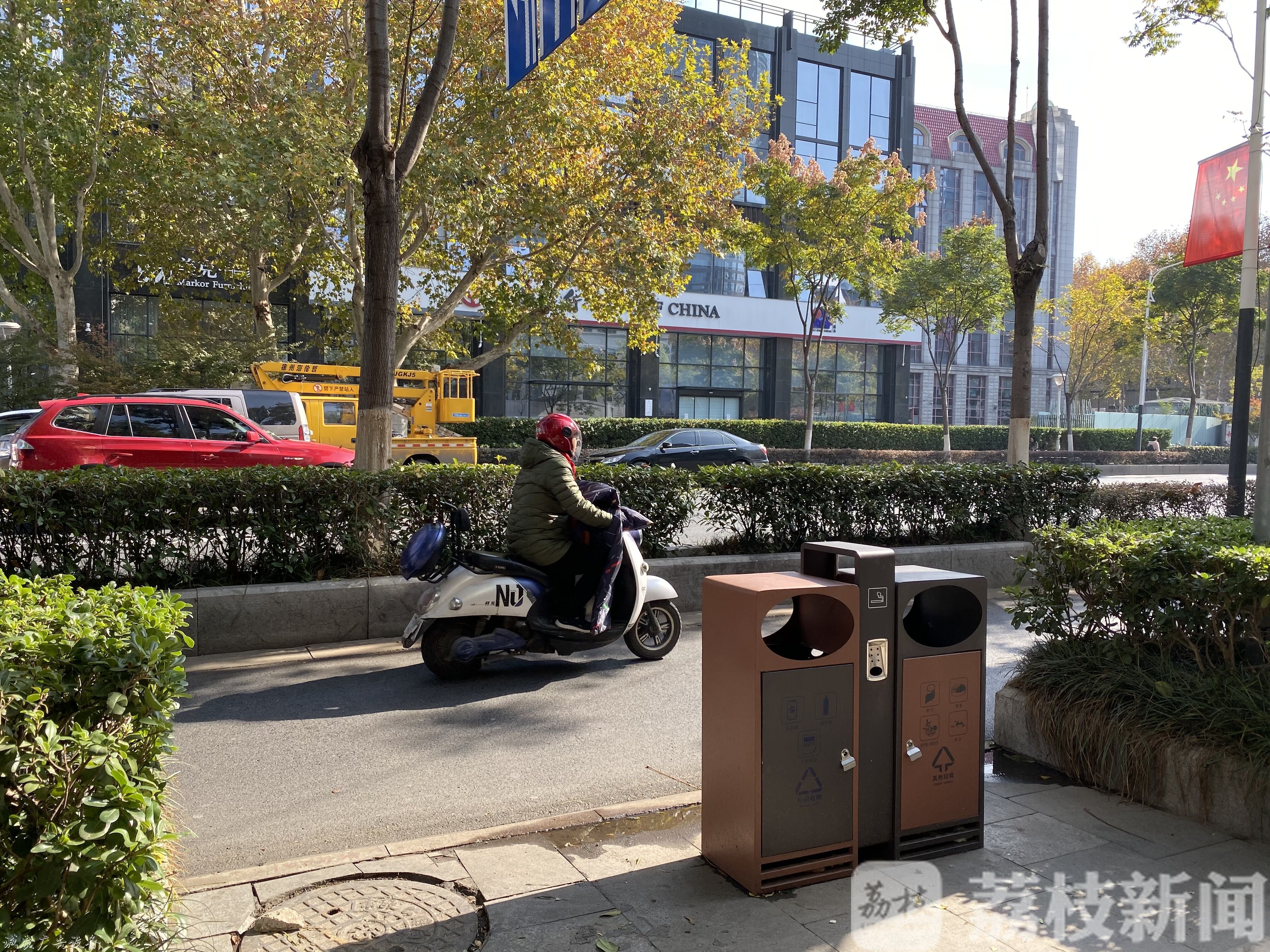 江苏要取消路边垃圾桶广告灯箱？没了垃圾桶，你会怎么