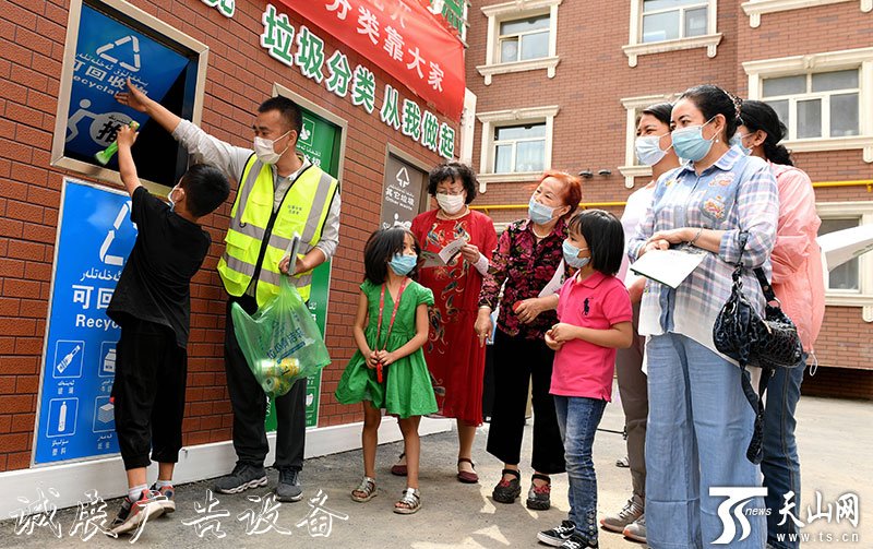 生活垃圾咋分类？宣讲灯箱师走进社区和居民“面对