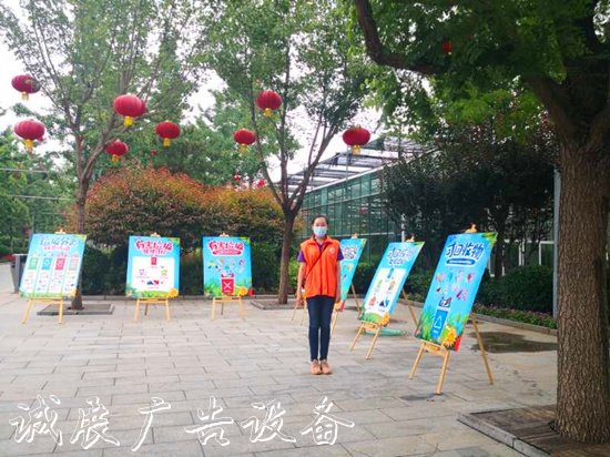北京丰台王佐镇垃圾分党建宣传栏类出新招 公交沿线垃圾桶