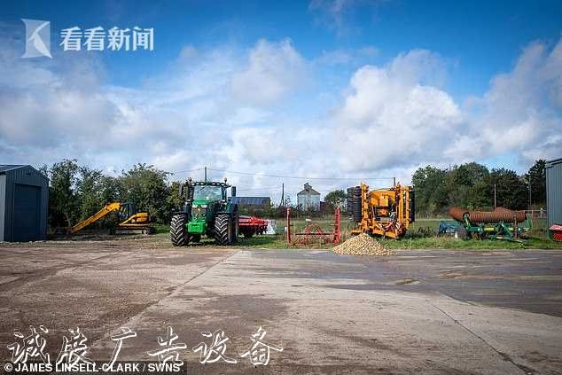 富翁示范垃圾桶变睡舱指路牌 仅100英镑适用流浪汉遭讽