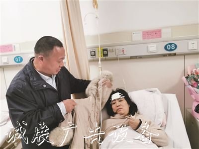 1米8高路牌突然倒下淮安宣传栏女老師為護住孩子被砸昏迷