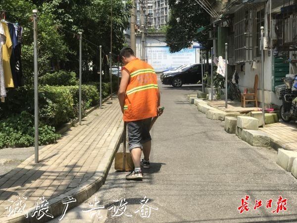 像抹家具一样抹垃圾箱宣传栏灯箱,他们挥汗如雨让这座城
