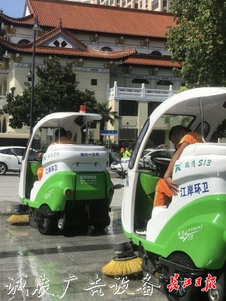 像抹家具一样抹垃圾箱宣传栏灯箱,他们挥汗如雨让这座城
