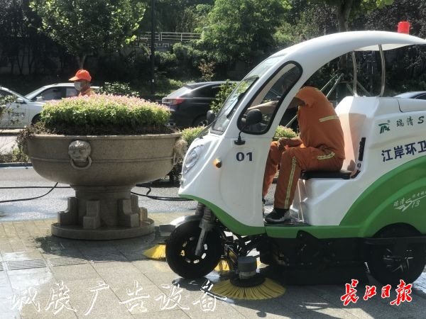 像抹家具一样抹垃圾箱宣传栏灯箱,他们挥汗如雨让这座城