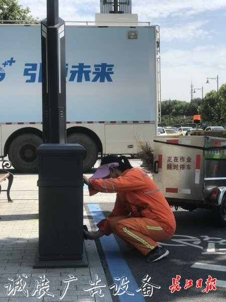像抹家具一样抹垃圾箱宣传栏灯箱,他们挥汗如雨让这座城