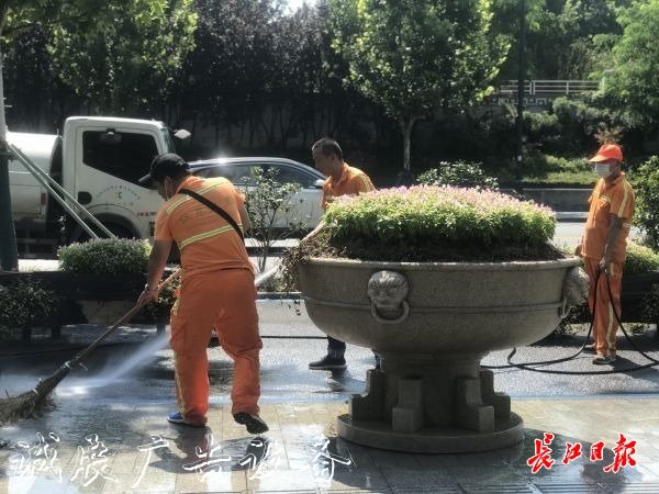 像抹家具一样抹垃圾箱宣传栏灯箱,他们挥汗如雨让这座城