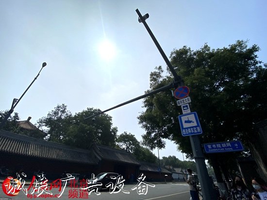 探头路牌路灯共用一杆滚动式灯箱北京今年重点改造20多条道路