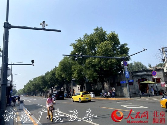 探头路牌路灯共用一杆滚动式灯箱北京今年重点改造20多条道路