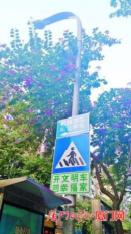 交警与城管联合执法指路牌灯箱 清理华昌路八面山寨指路牌