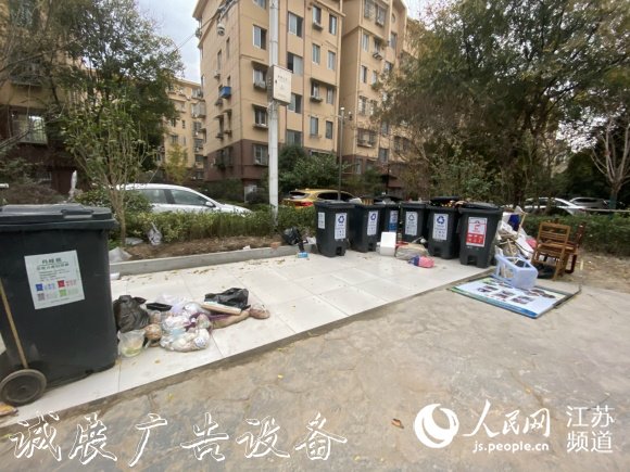 南京垃圾分类进入“强制滚动式灯箱时代”城市治理能力面临考验
