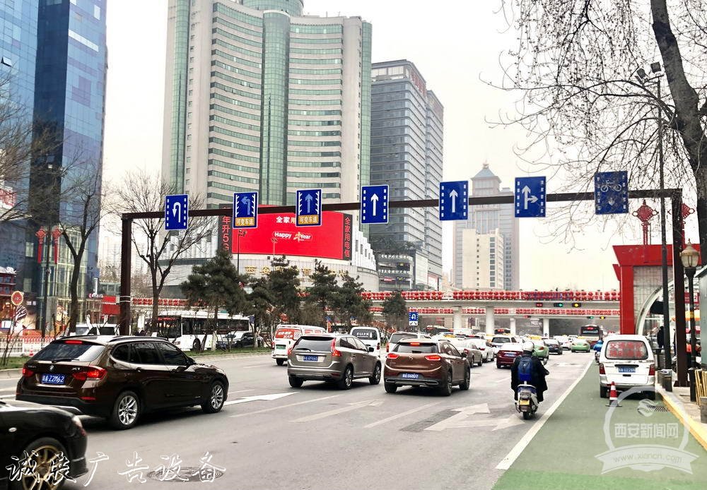 小寨十字换新颜广告灯箱多少钱一个 智能路牌助通行