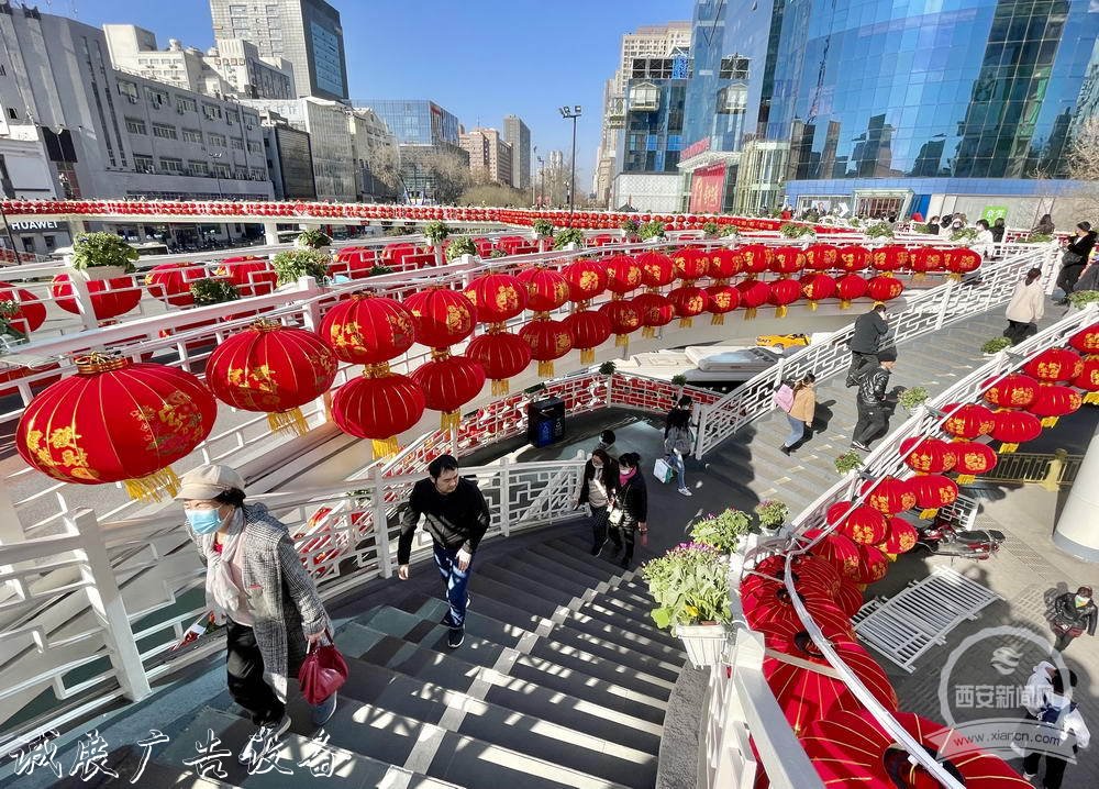 小寨十字换新颜广告灯箱多少钱一个 智能路牌助通行