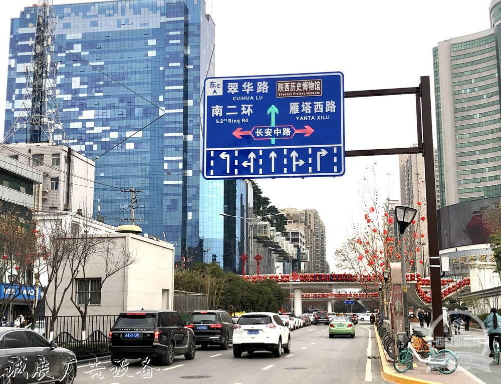 小寨十字换新颜广告灯箱多少钱一个 智能路牌助通行