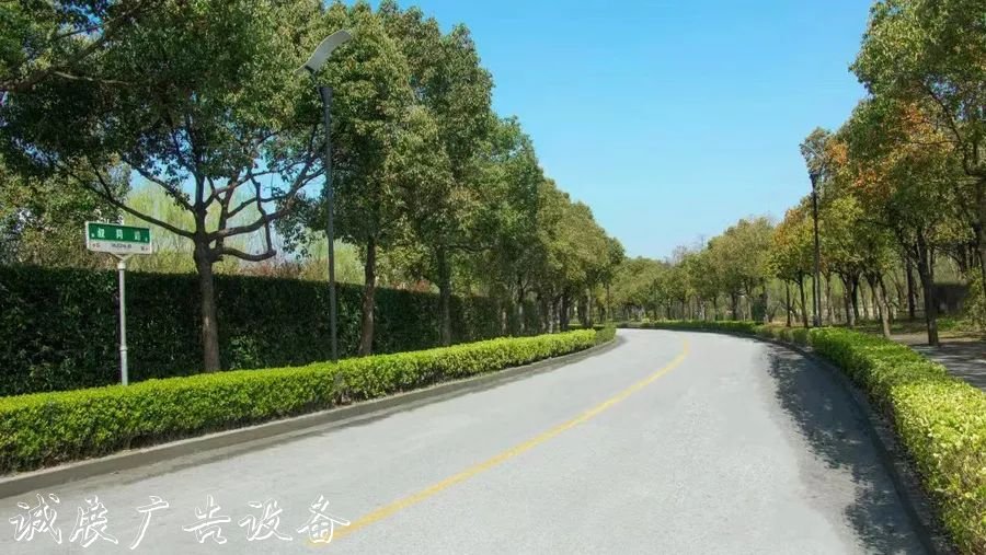 上海交大校园里，一块指路牌灯箱简朴的路牌静默矗立，铭